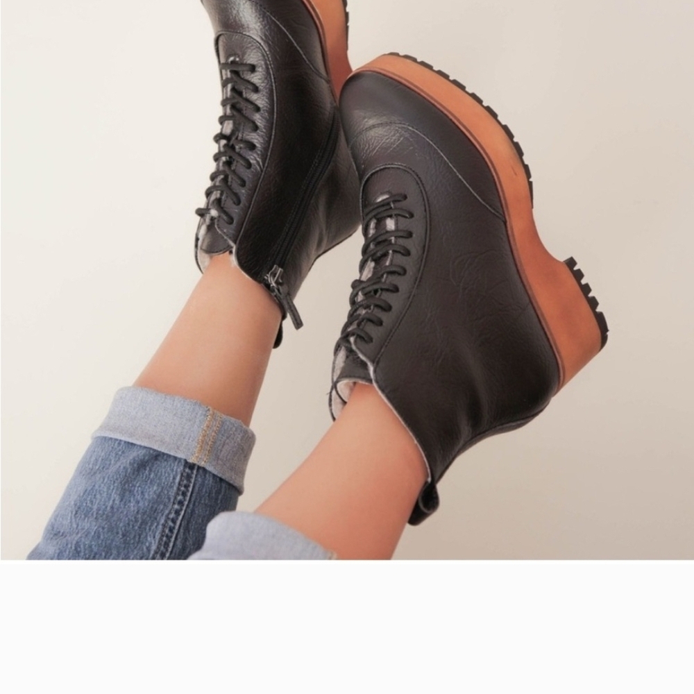 Kelsi Dagger Black Lace Up Boots With Tan Wood Soles And Sherpa Lining